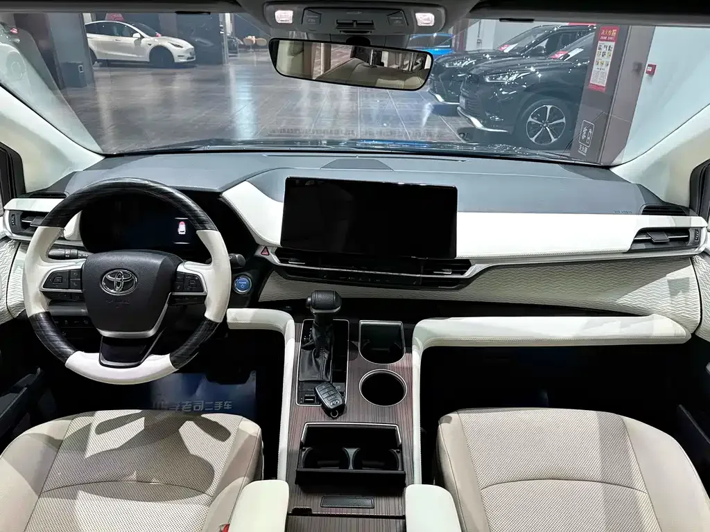 Toyota Granvia 2023 из CN, фото 10