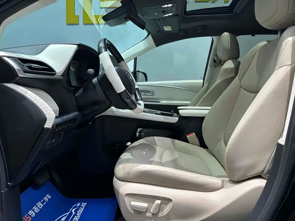 Toyota Granvia 2023 из CN, фото 3