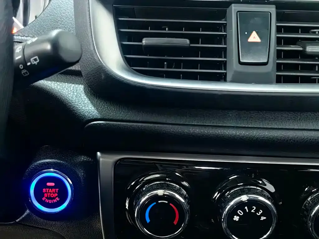 Toyota Yaris L — фото 8