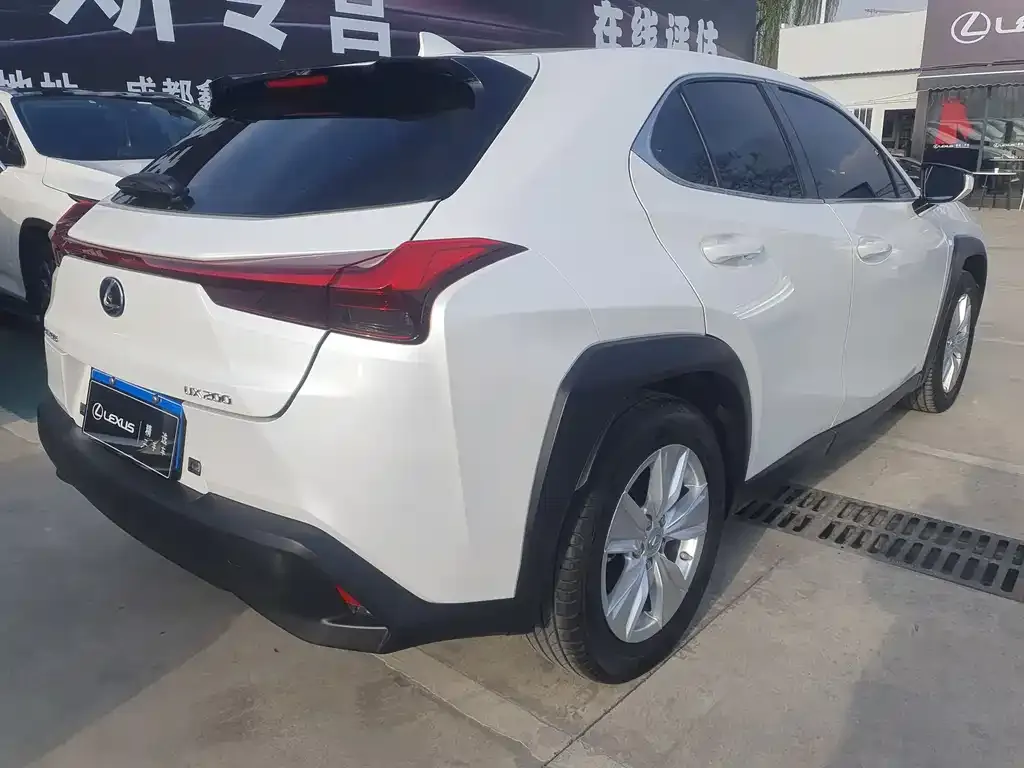 Lexus UX — фото 2