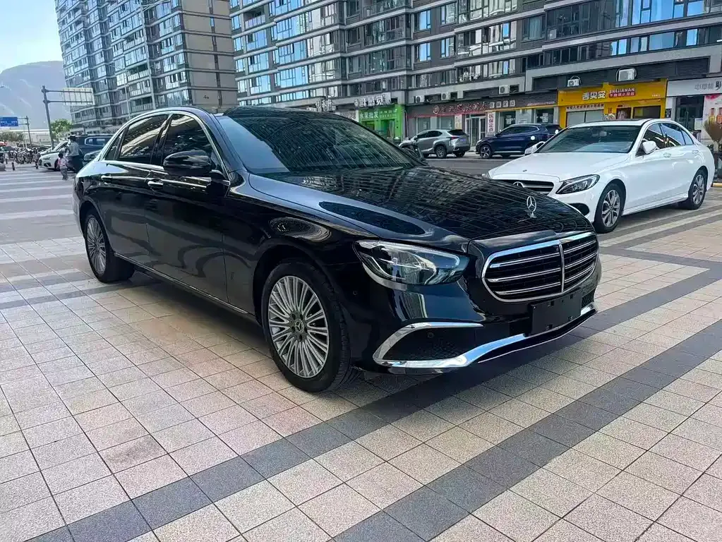 Mercedes-Benz E-Class — фото 1