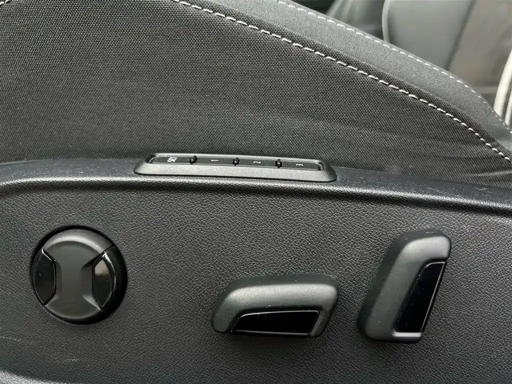 Volkswagen Golf 2023 из CN, фото 10