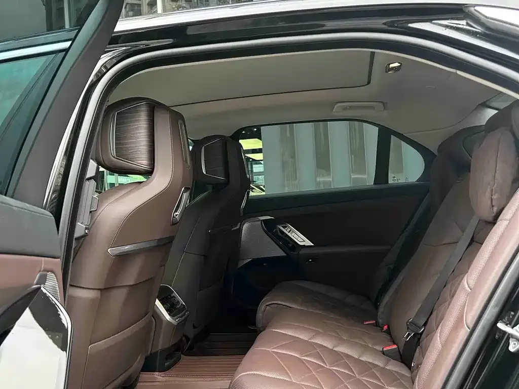 BMW 7 Series 2023 из CN, фото 2