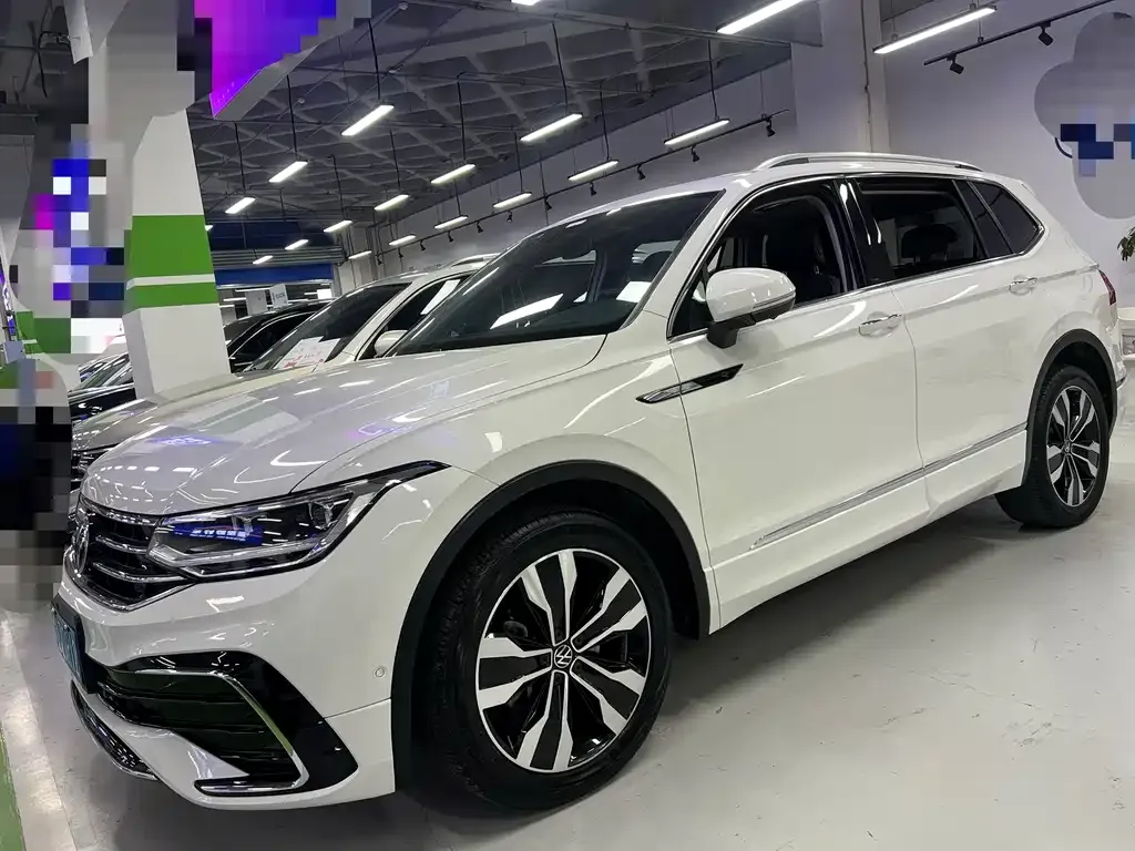 Volkswagen Tiguan L — фото 1