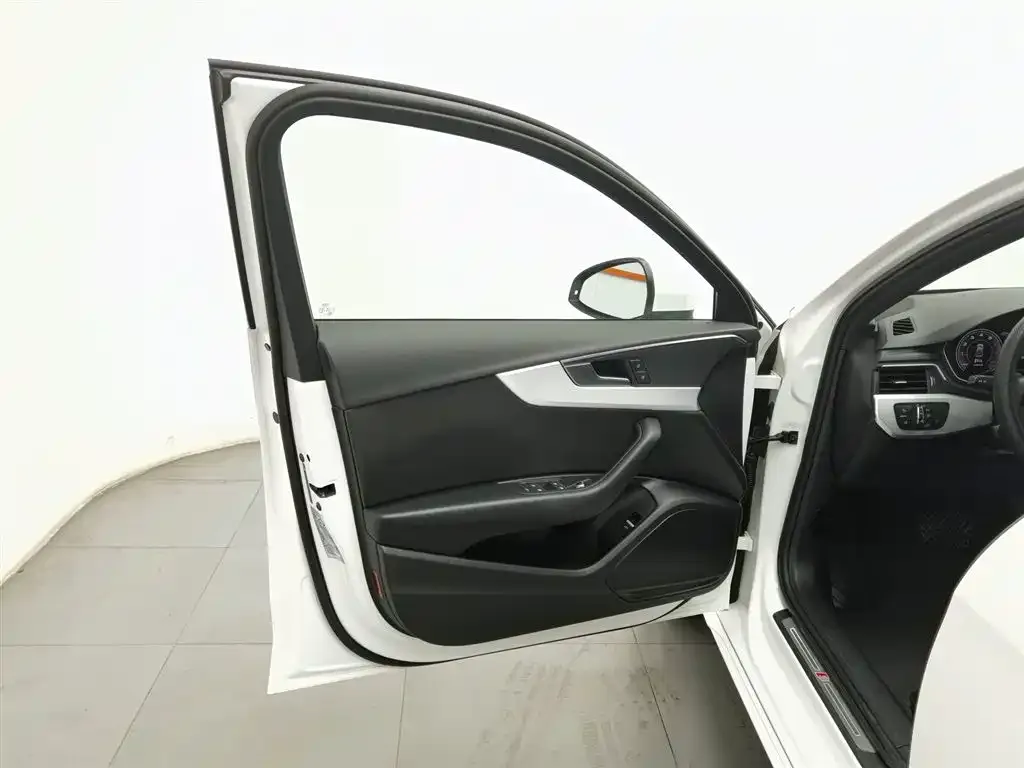 Audi A4L 2022 из CN, фото 5
