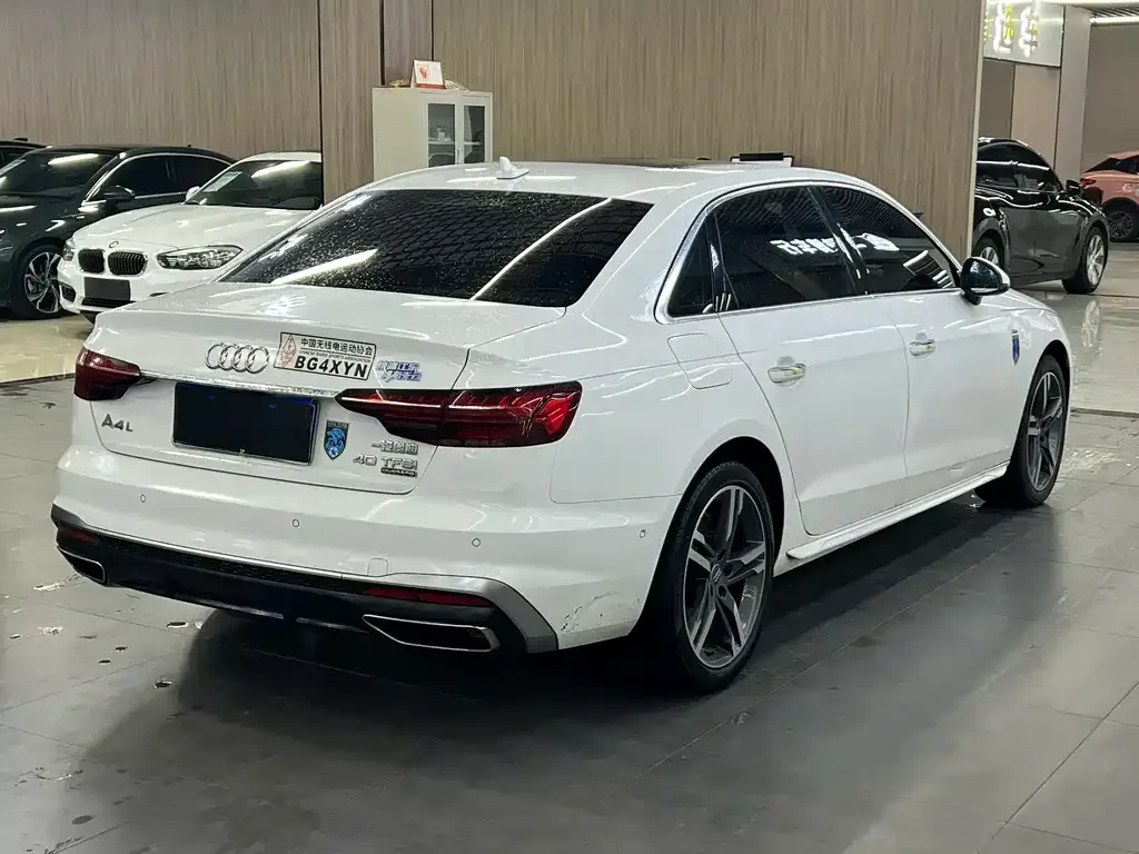 Audi A4L 2021 из CN, фото 4