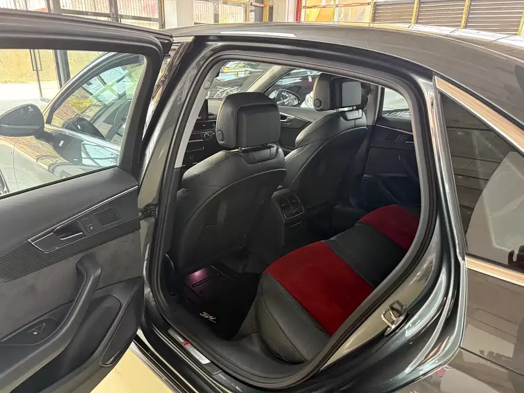 Audi A4L 2021 из CN, фото 7