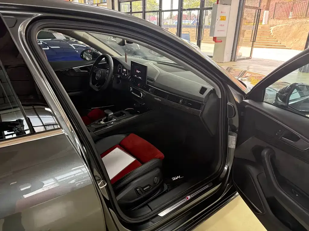 Audi A4L 2021 из CN, фото 4
