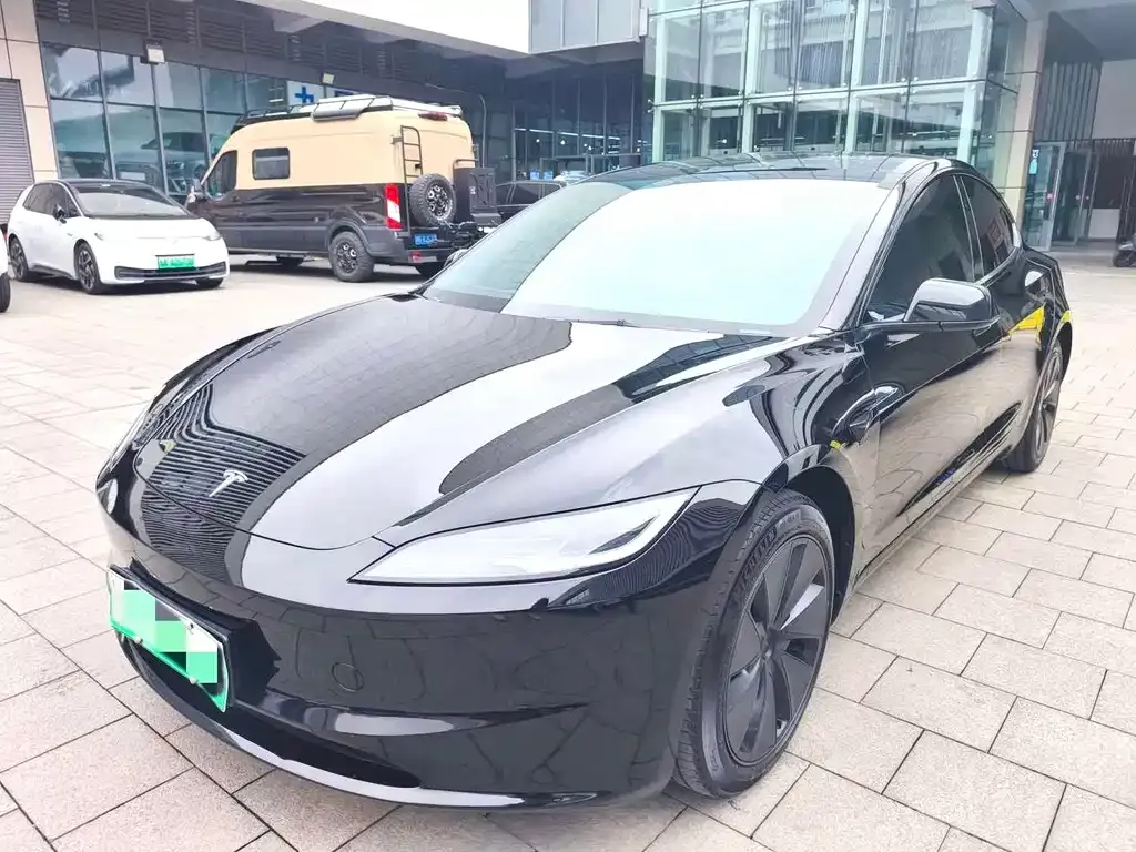 Tesla Model 3 — фото 1