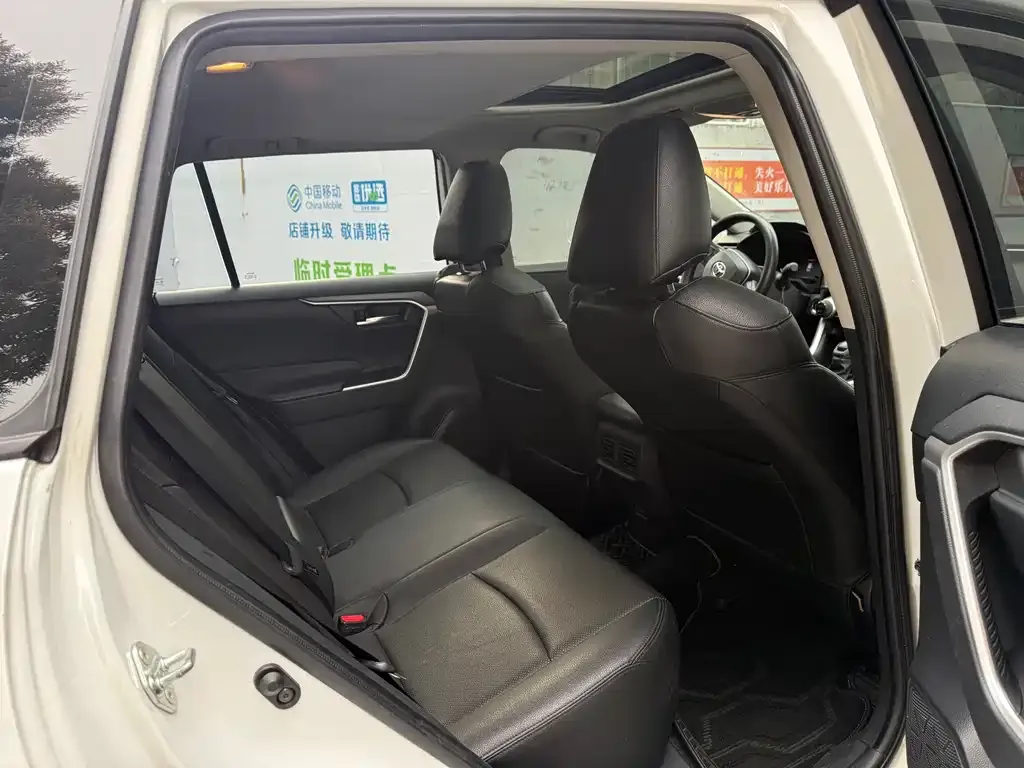 Toyota RAV4 — фото 6