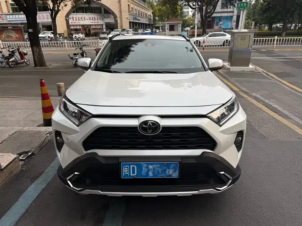 Toyota RAV4 — фото 3