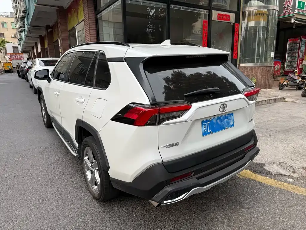 Toyota RAV4 — фото 4