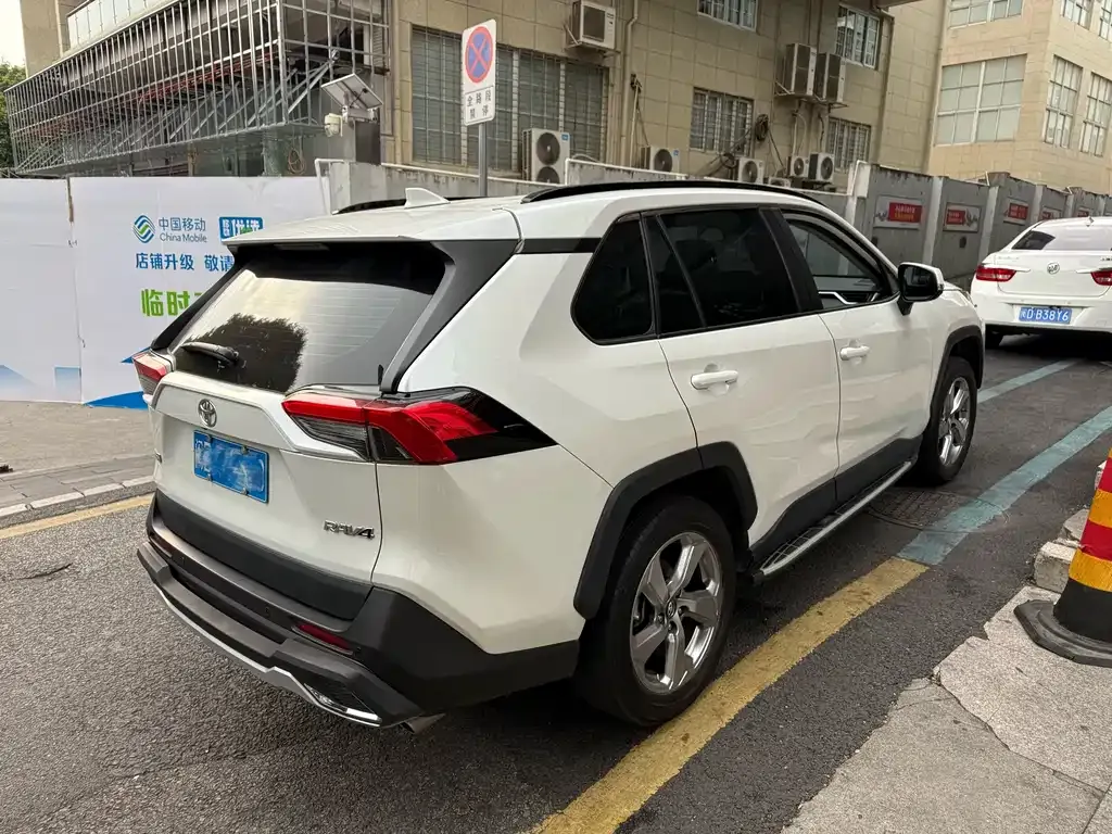 Toyota RAV4 — фото 9