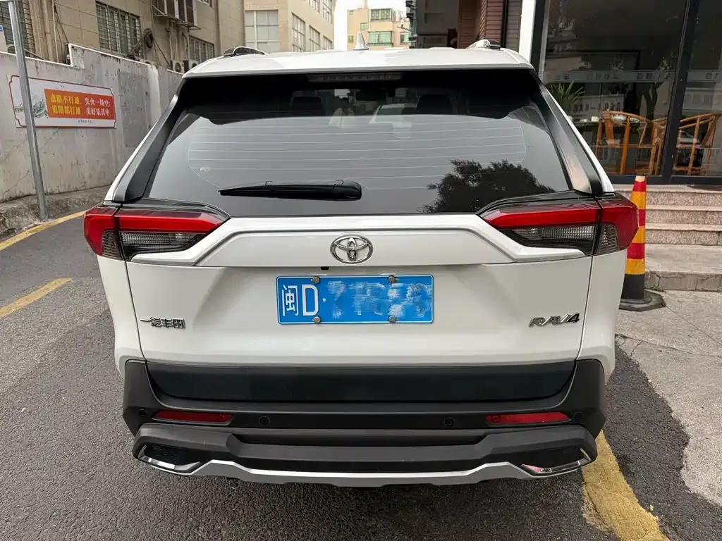 Toyota RAV4 — фото 10
