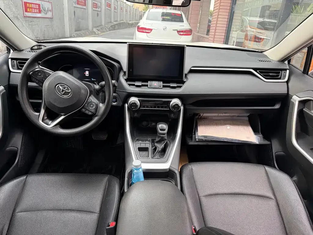 Toyota RAV4 — фото 8