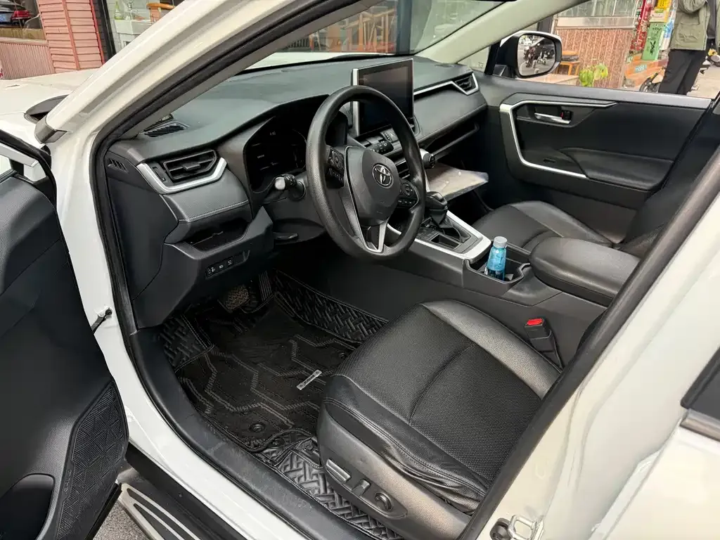 Toyota RAV4 — фото 5