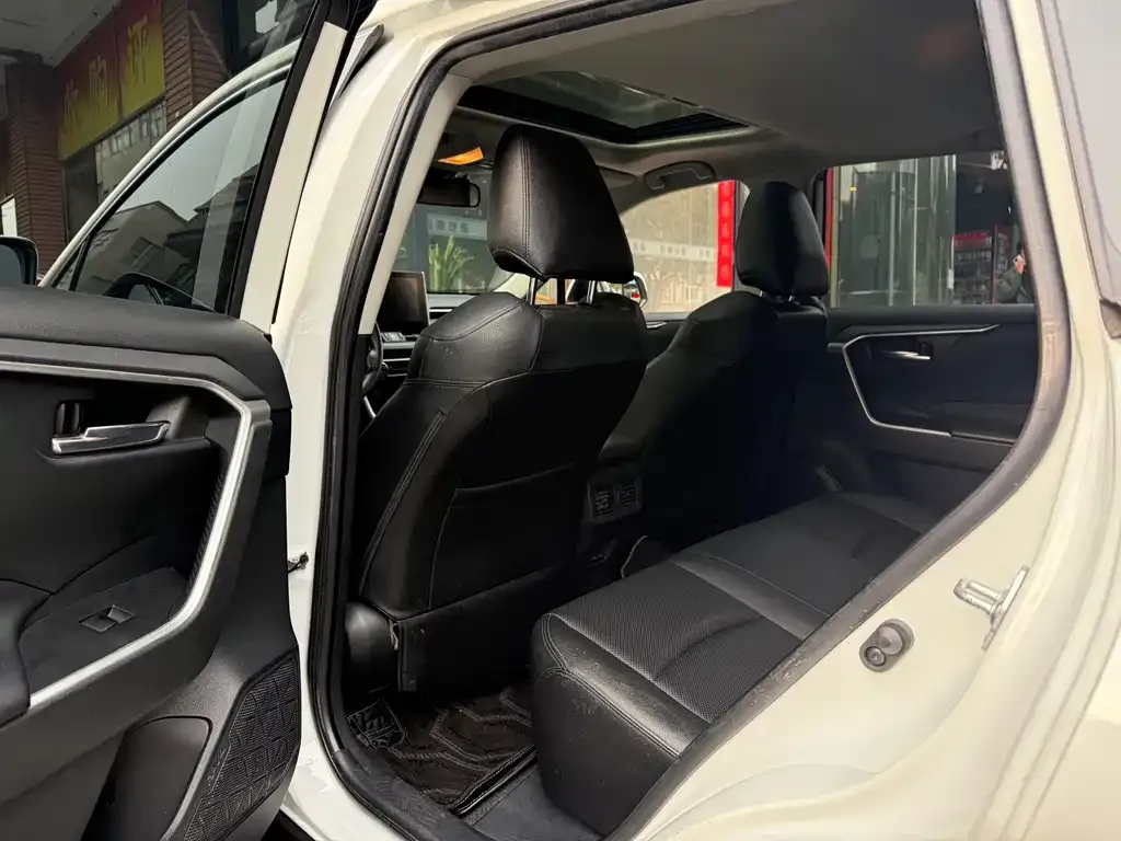 Toyota RAV4 — фото 2