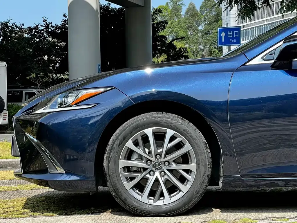 Lexus ES — фото 10