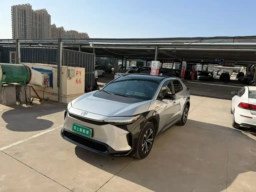 Toyota bZ4X 2023 из CN, фото 3