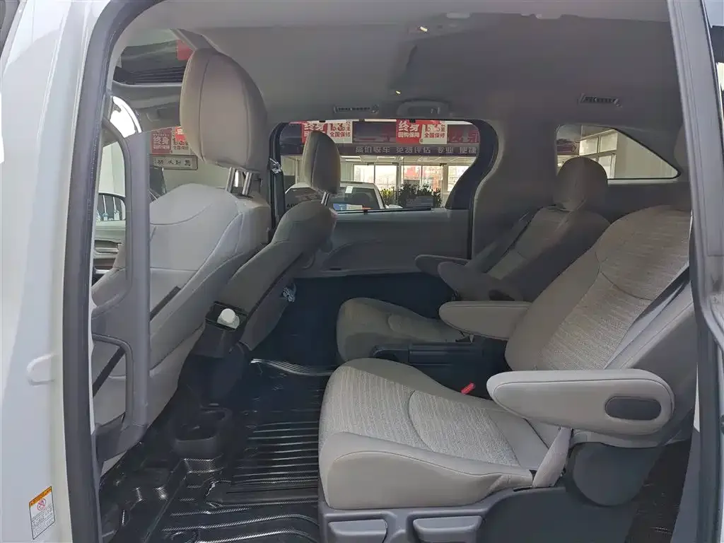 Toyota Sienna 2025 из CN, фото 2
