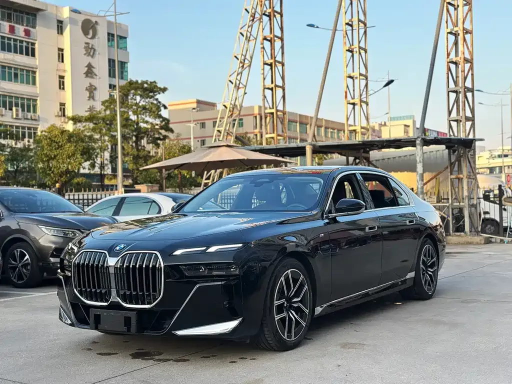 BMW 7 Series — фото 1