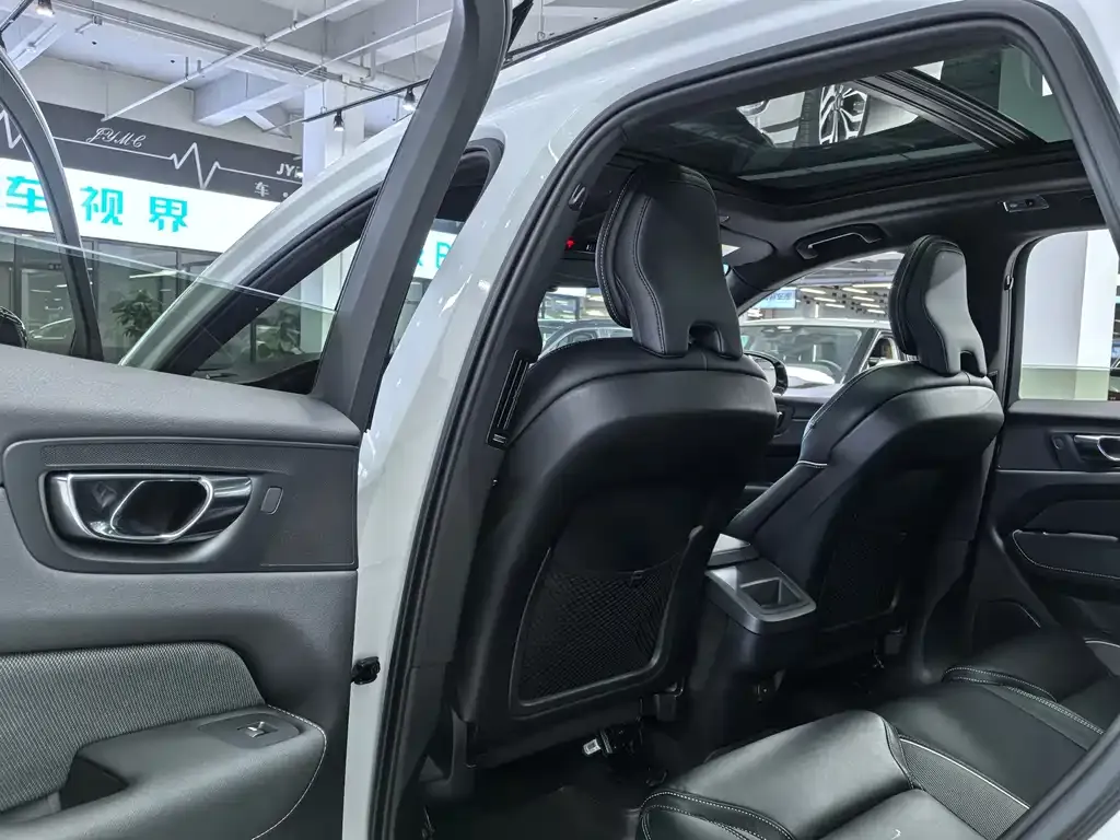 Volvo XC60 — фото 7