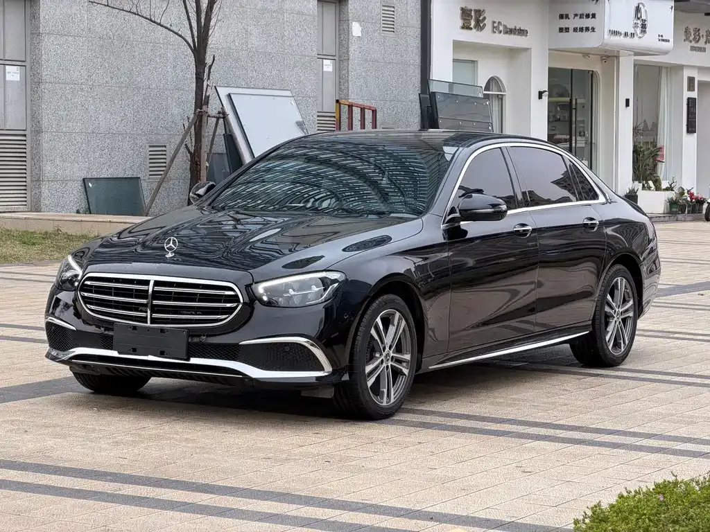 Mercedes-Benz E-Class — фото 1