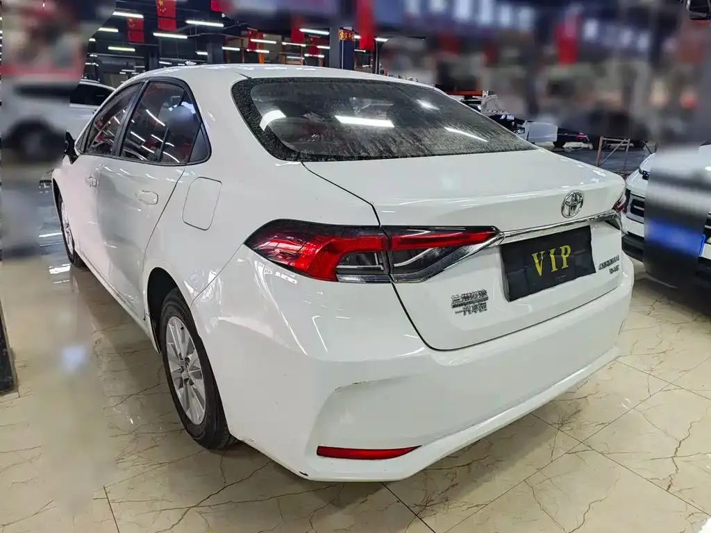 Toyota Corolla — фото 5