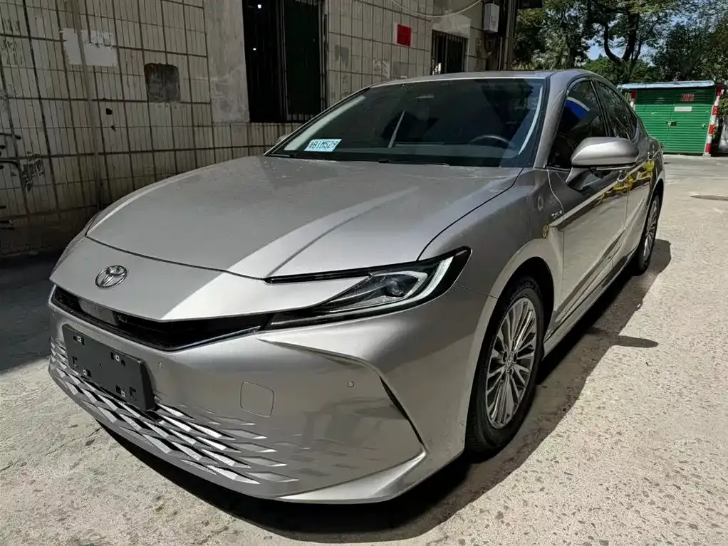 Toyota Camry — фото 1