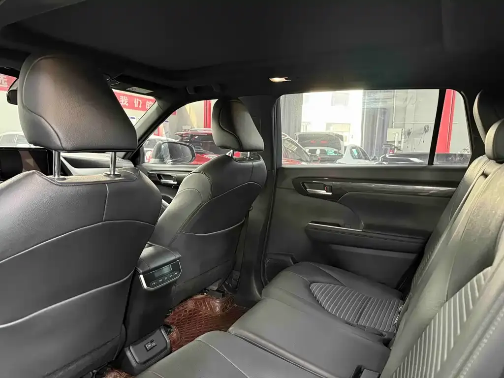 Toyota Crown Kluger 2023 из CN, фото 3