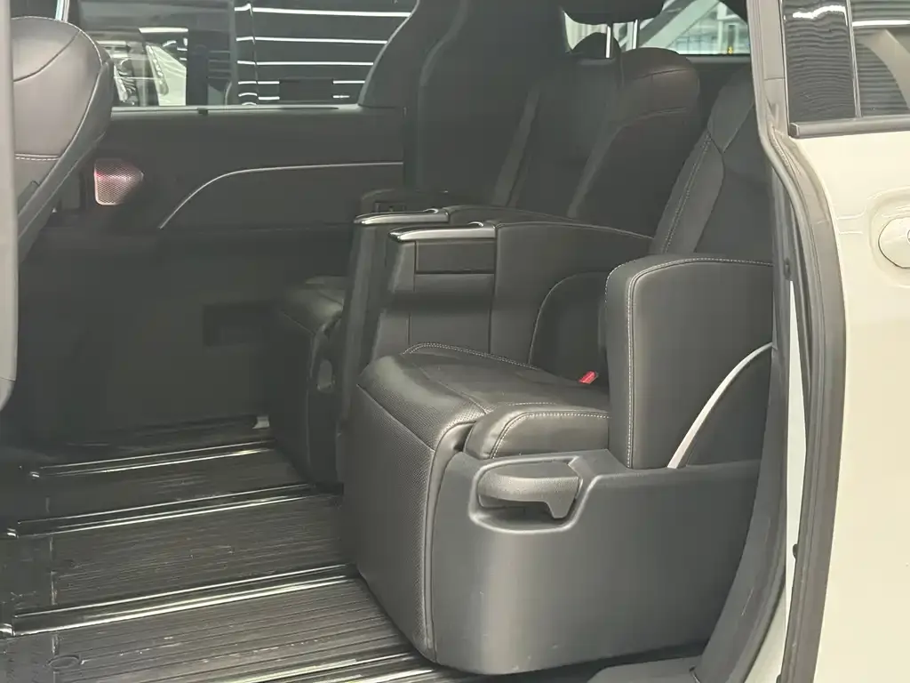 Toyota Sienna 2024 из CN, фото 6