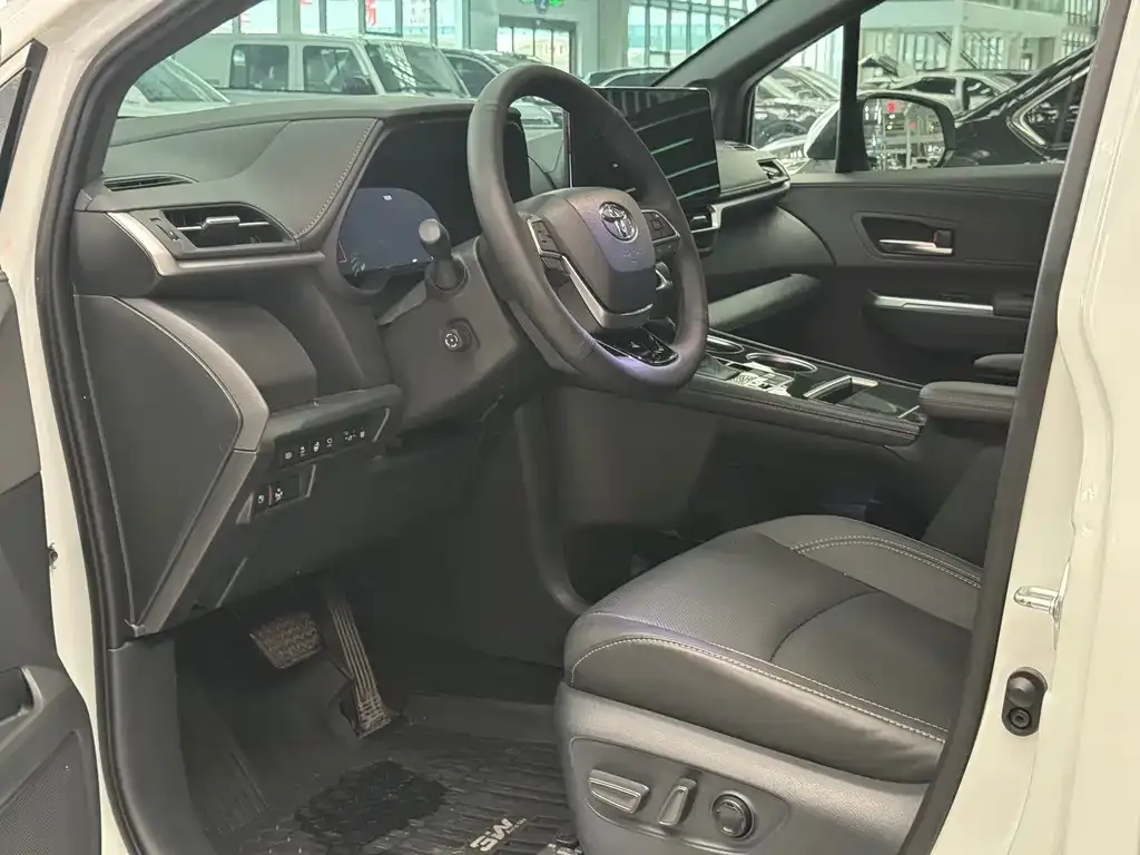 Toyota Sienna 2024 из CN, фото 2