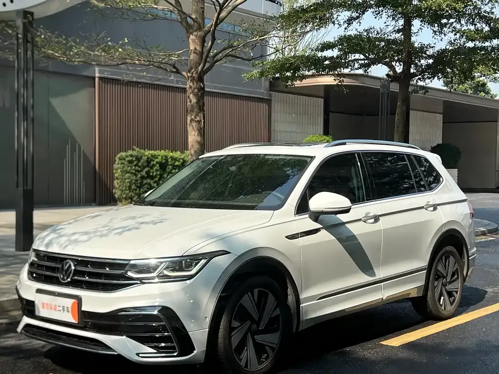 Volkswagen Tiguan L — фото 1
