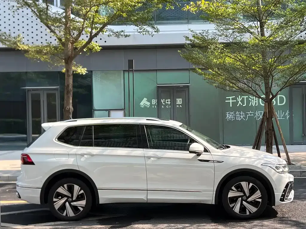 Volkswagen Tiguan L — фото 3