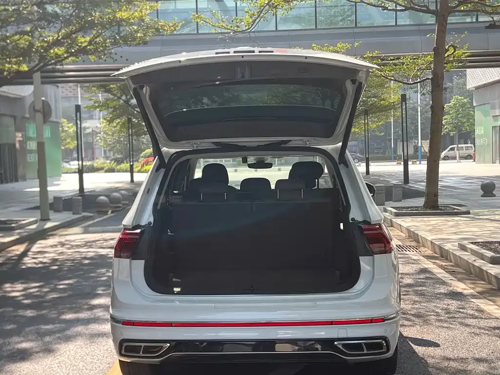 Volkswagen Tiguan L — фото 8