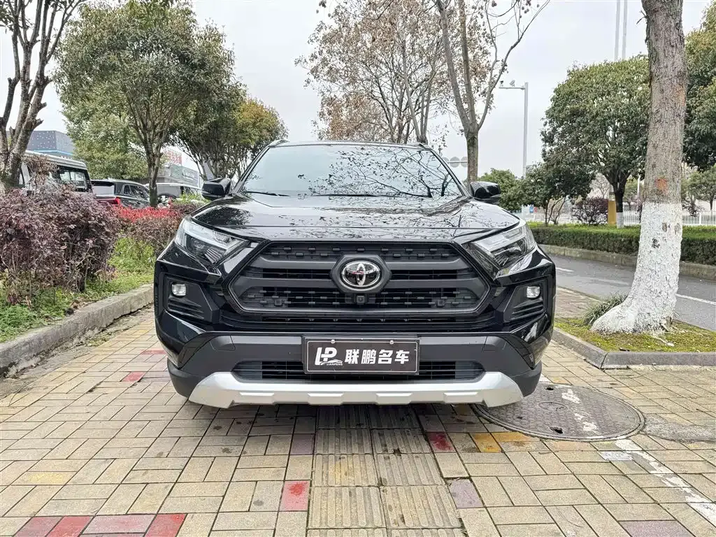 Toyota RAV4 — фото 1