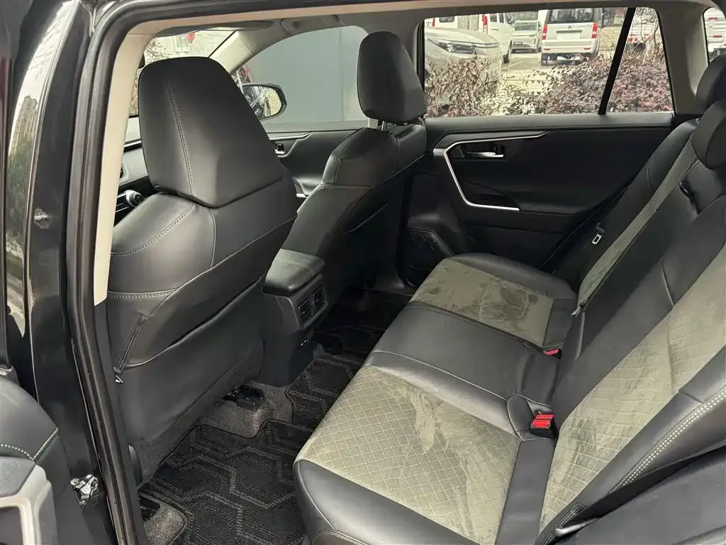 Toyota RAV4 — фото 6