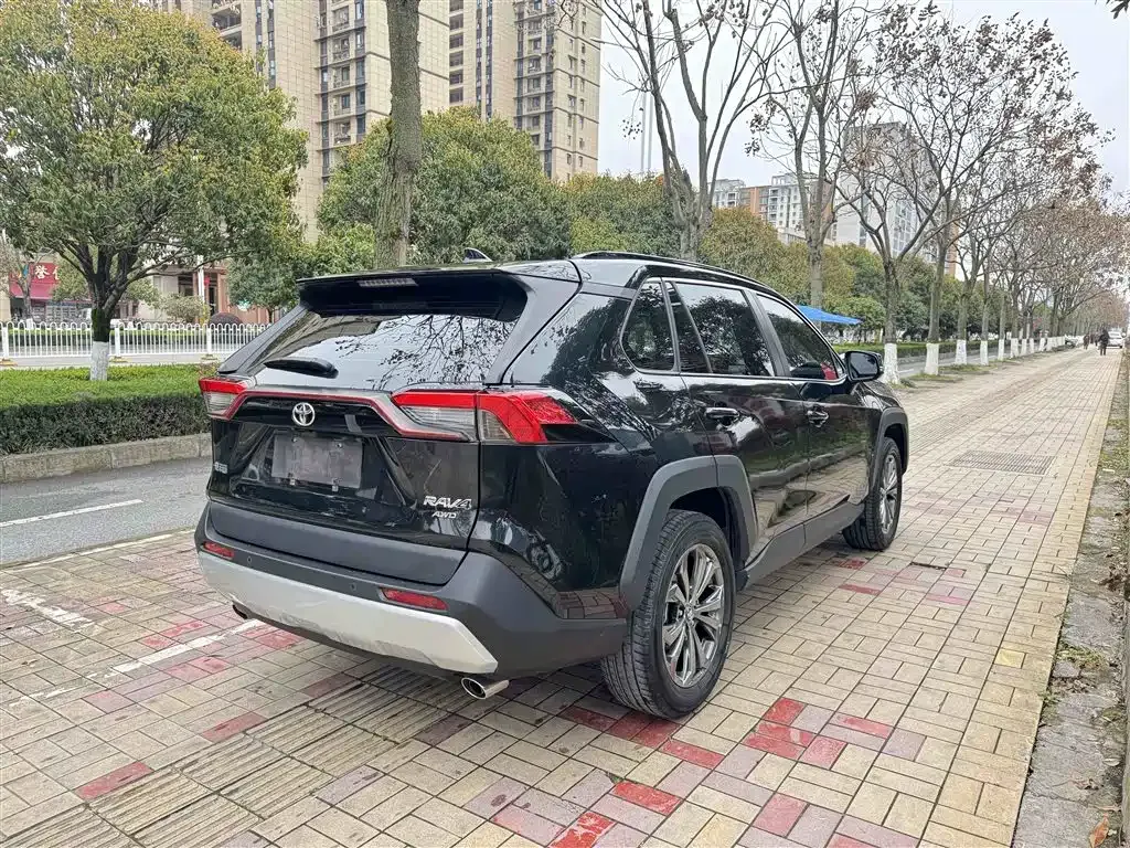 Toyota RAV4 — фото 7