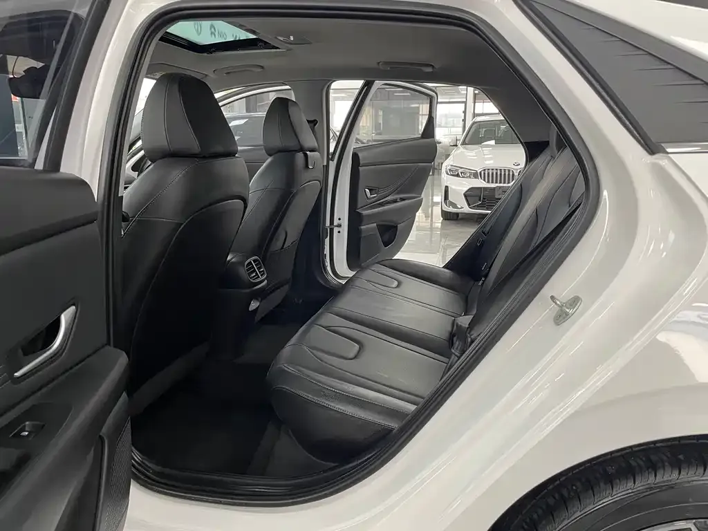 Hyundai Elantra 2023 из CN, фото 2