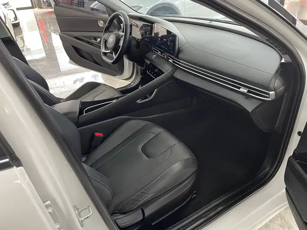 Hyundai Elantra 2023 из CN, фото 3