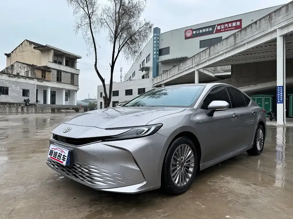 Toyota Camry — фото 1