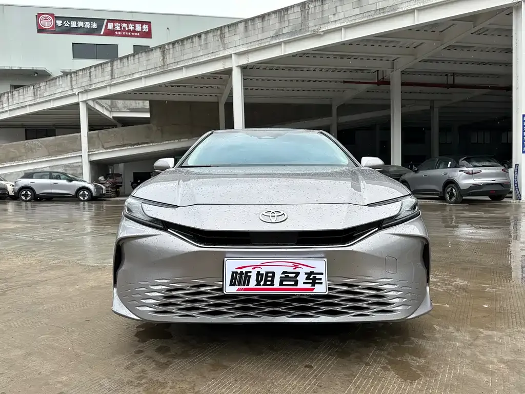 Toyota Camry — фото 2