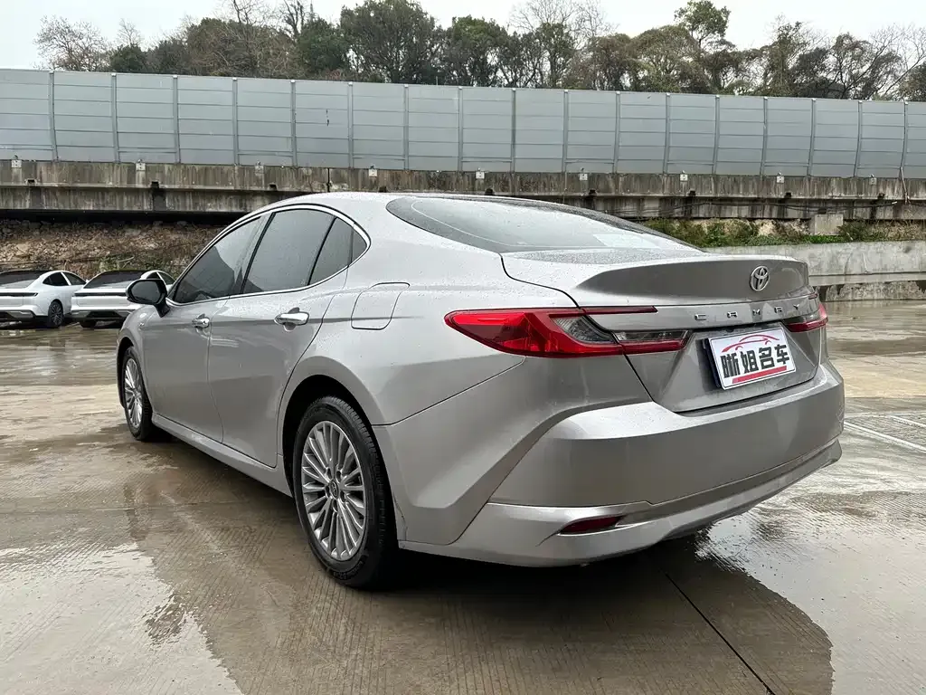 Toyota Camry — фото 7