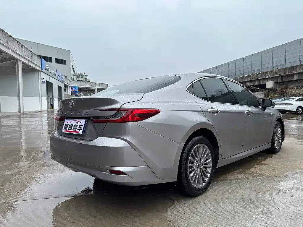 Toyota Camry — фото 5