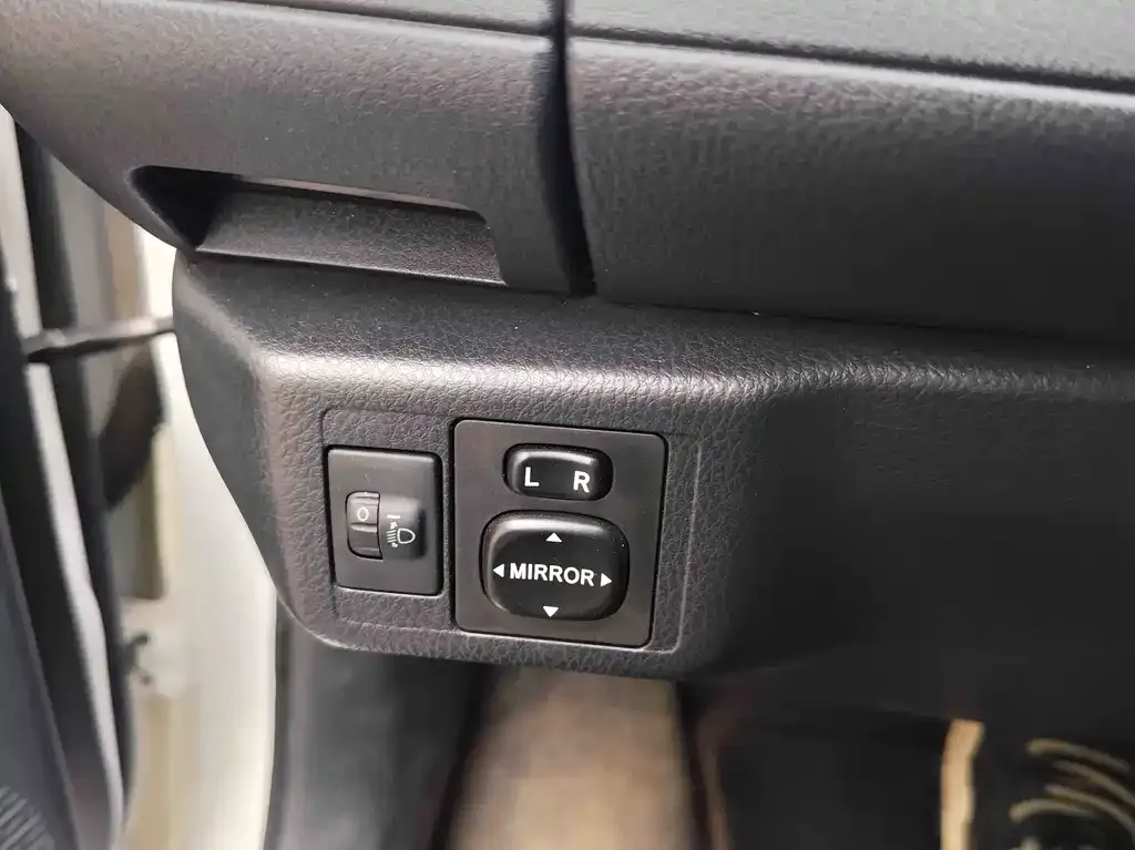 Toyota Yaris L — фото 2