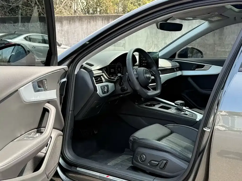 Audi A4L 2023 из CN, фото 2