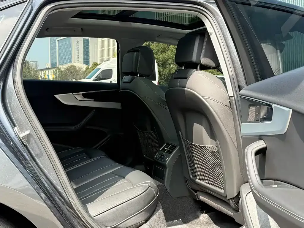 Audi A4L 2023 из CN, фото 3