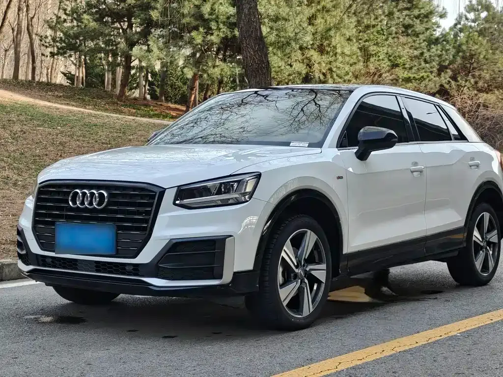 Audi Q2L — фото 1