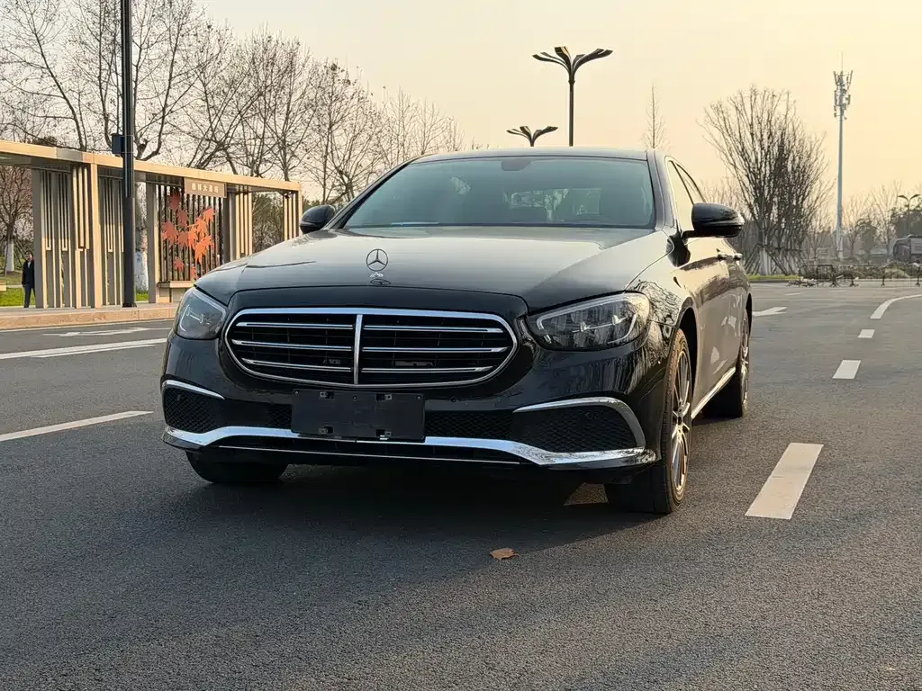Mercedes-Benz E-Class — фото 1