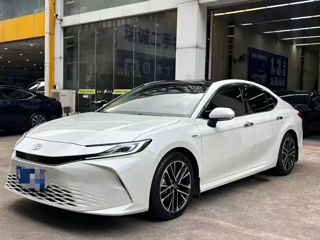 Toyota Camry — фото 1